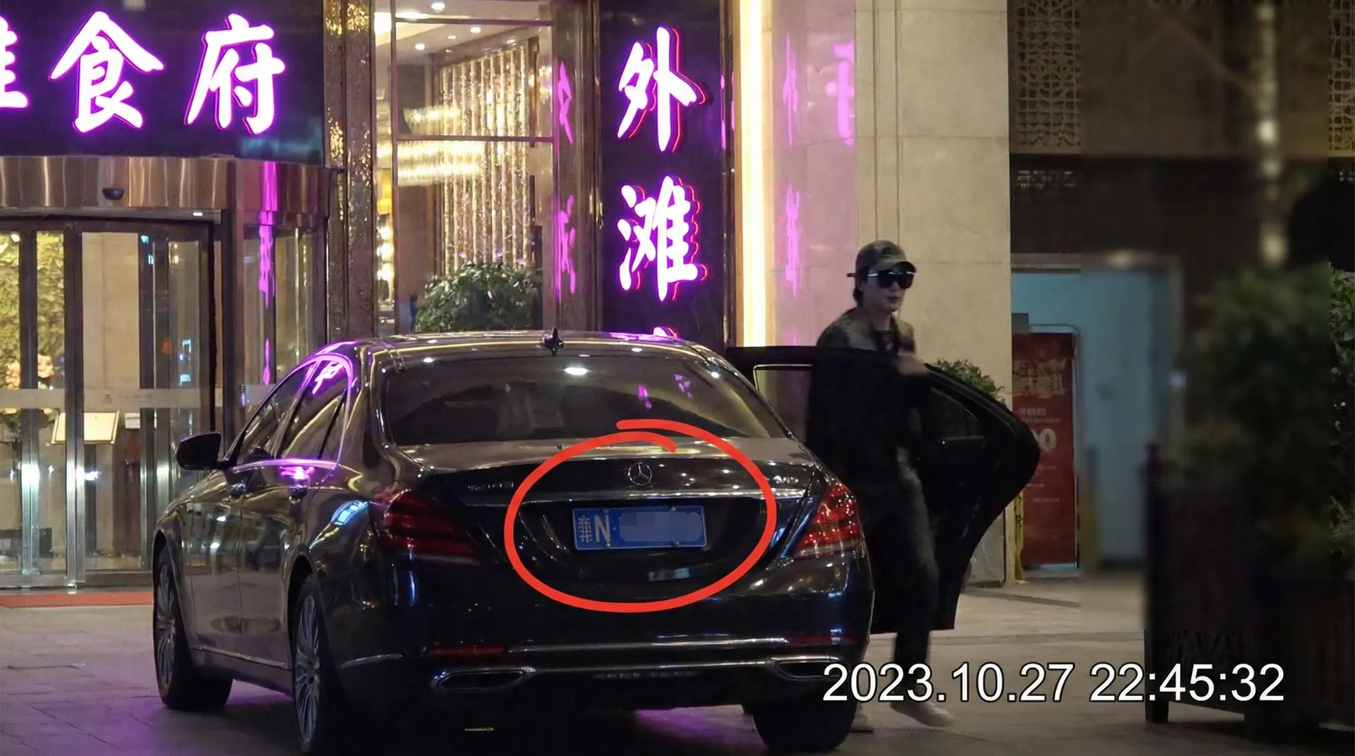杏彩体育网站 - 豪车餐厅外偷拍